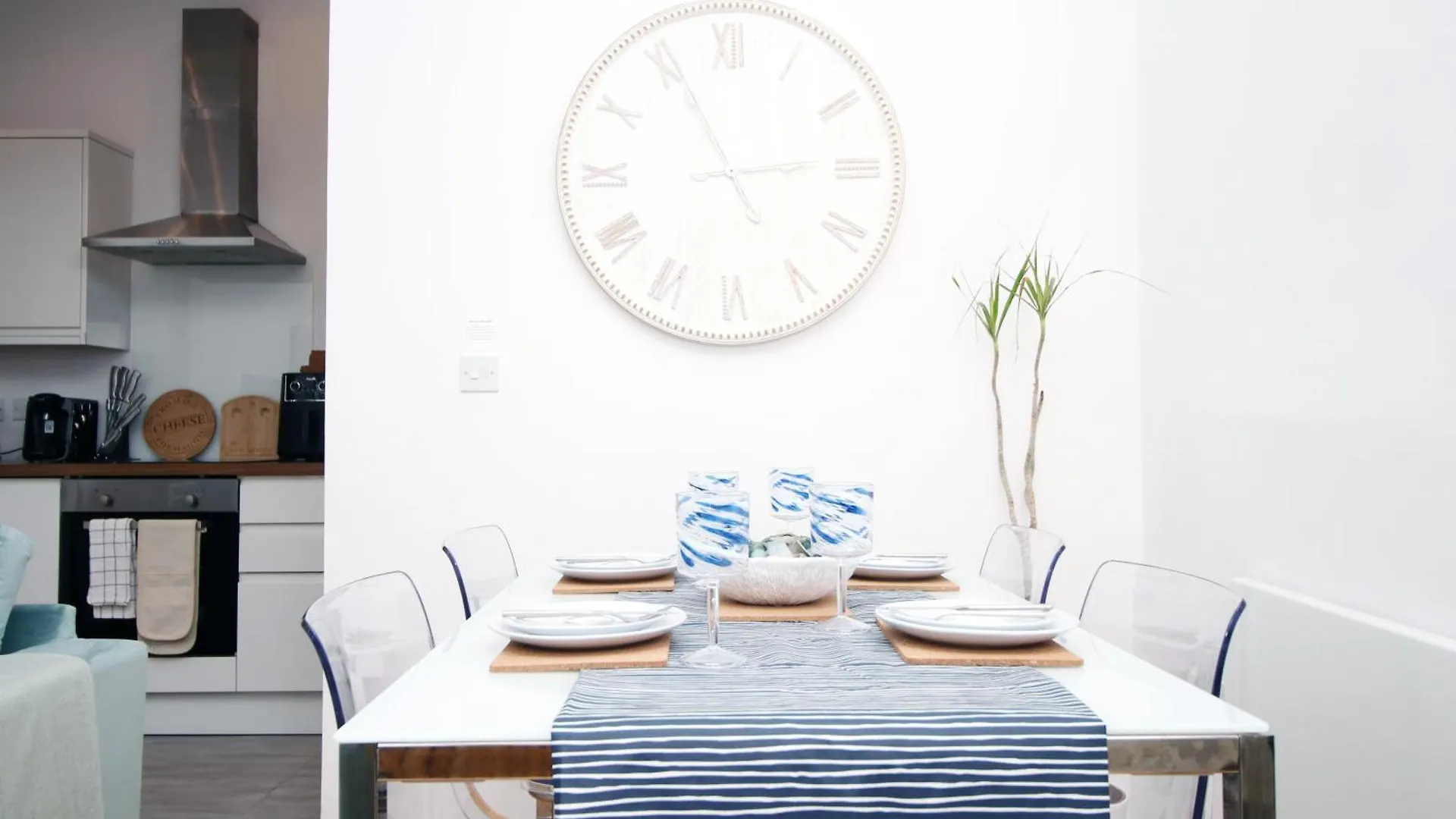 Coastal Penarth Dream! Close To Cardiff Superb Location Near Bars And Restaurants! Dog Friendly And Welcome Breakfast Pack! Apartment
