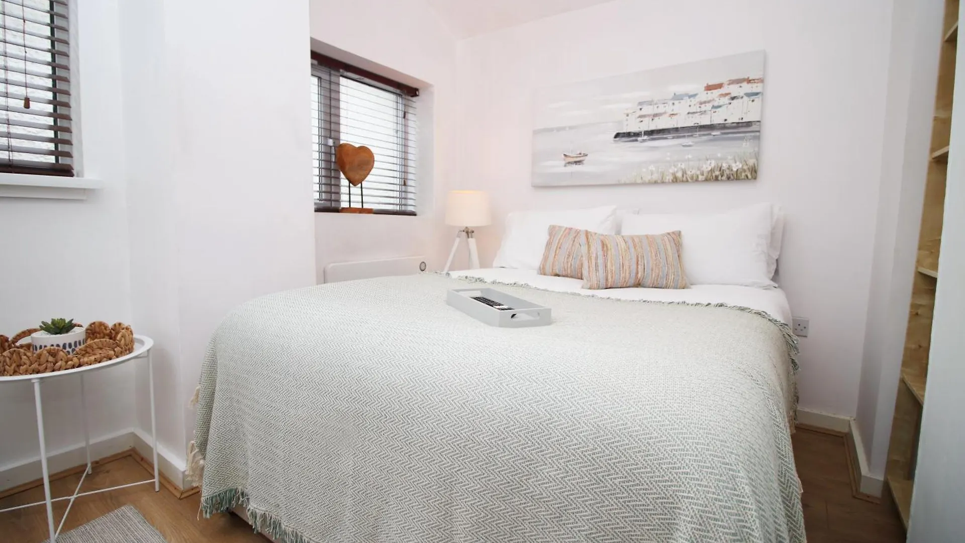Apartment Coastal Penarth Dream! Close To Cardiff Superb Location Near Bars And Restaurants! Dog Friendly And Welcome Breakfast Pack!