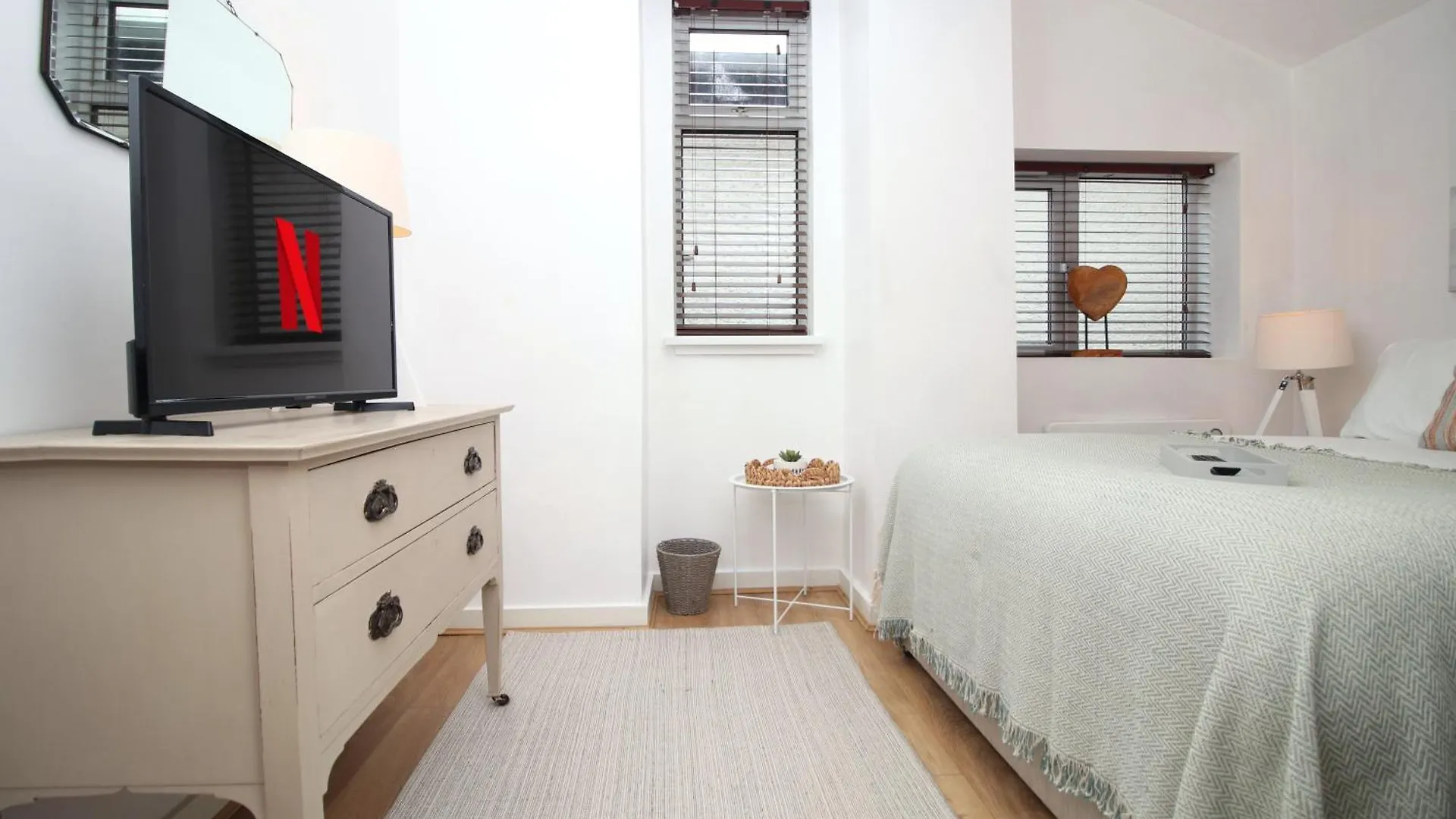 Apartment Coastal Penarth Dream! Close To Cardiff Superb Location Near Bars And Restaurants! Dog Friendly And Welcome Breakfast Pack!