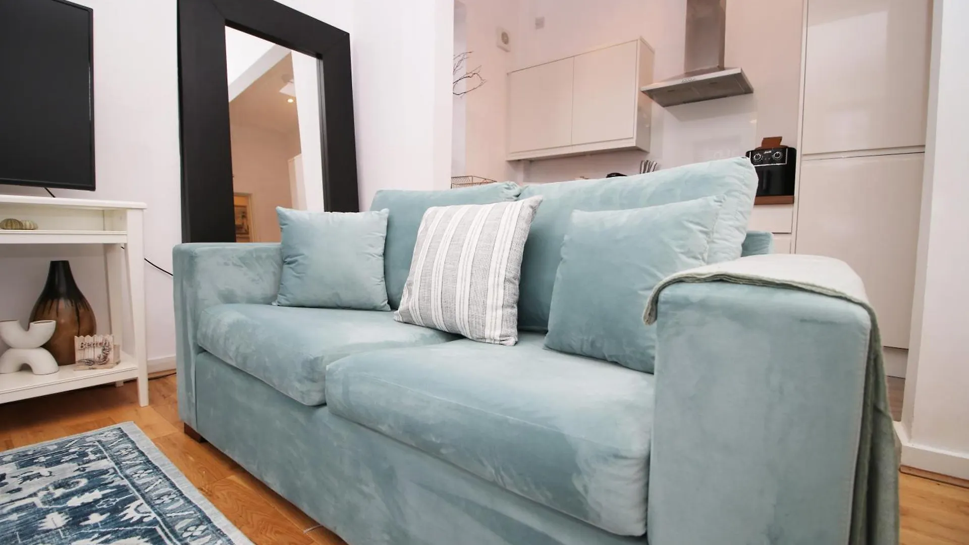 Coastal Penarth Dream! Close To Cardiff Superb Location Near Bars And Restaurants! Dog Friendly And Welcome Breakfast Pack! 0*,  United Kingdom