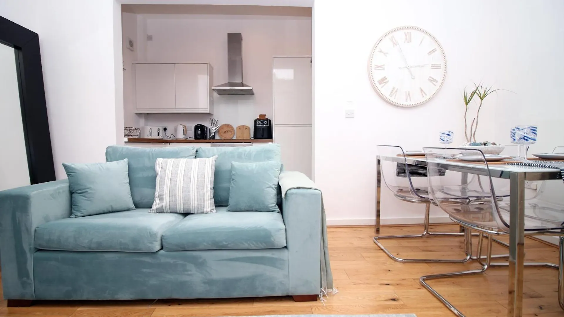 Coastal Penarth Dream! Close To Cardiff Superb Location Near Bars And Restaurants! Dog Friendly And Welcome Breakfast Pack! 0*,  United Kingdom