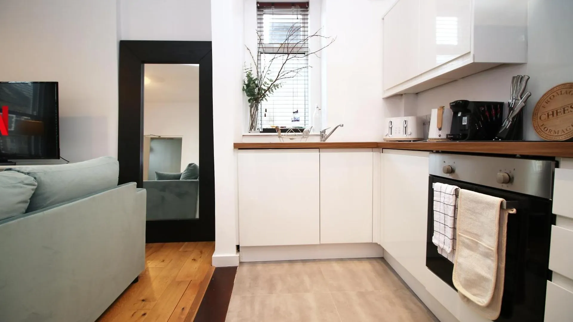 Coastal Penarth Dream! Close To Cardiff Superb Location Near Bars And Restaurants! Dog Friendly And Welcome Breakfast Pack!
