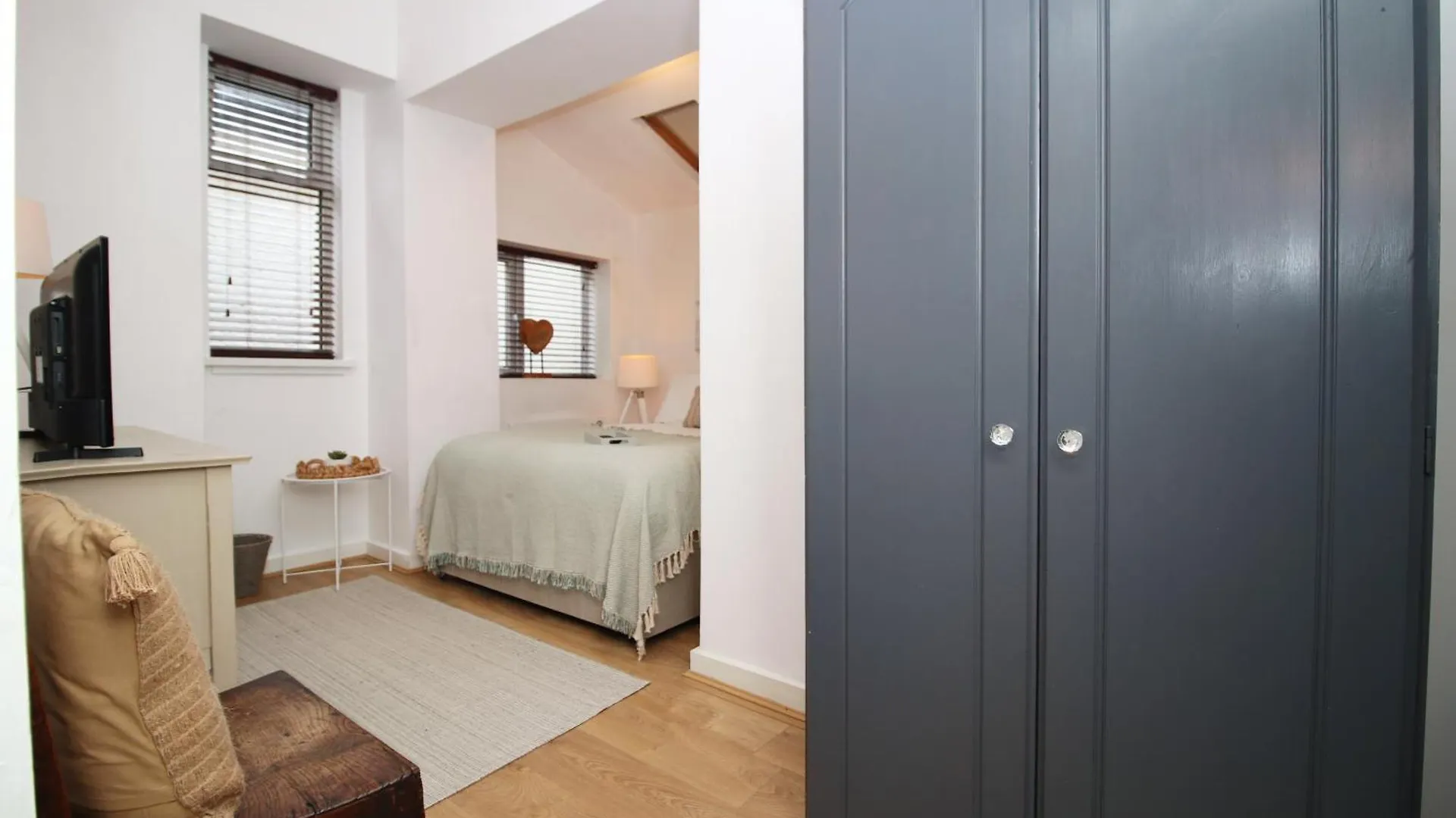Coastal Penarth Dream! Close To Cardiff Superb Location Near Bars And Restaurants! Dog Friendly And Welcome Breakfast Pack! 0*,