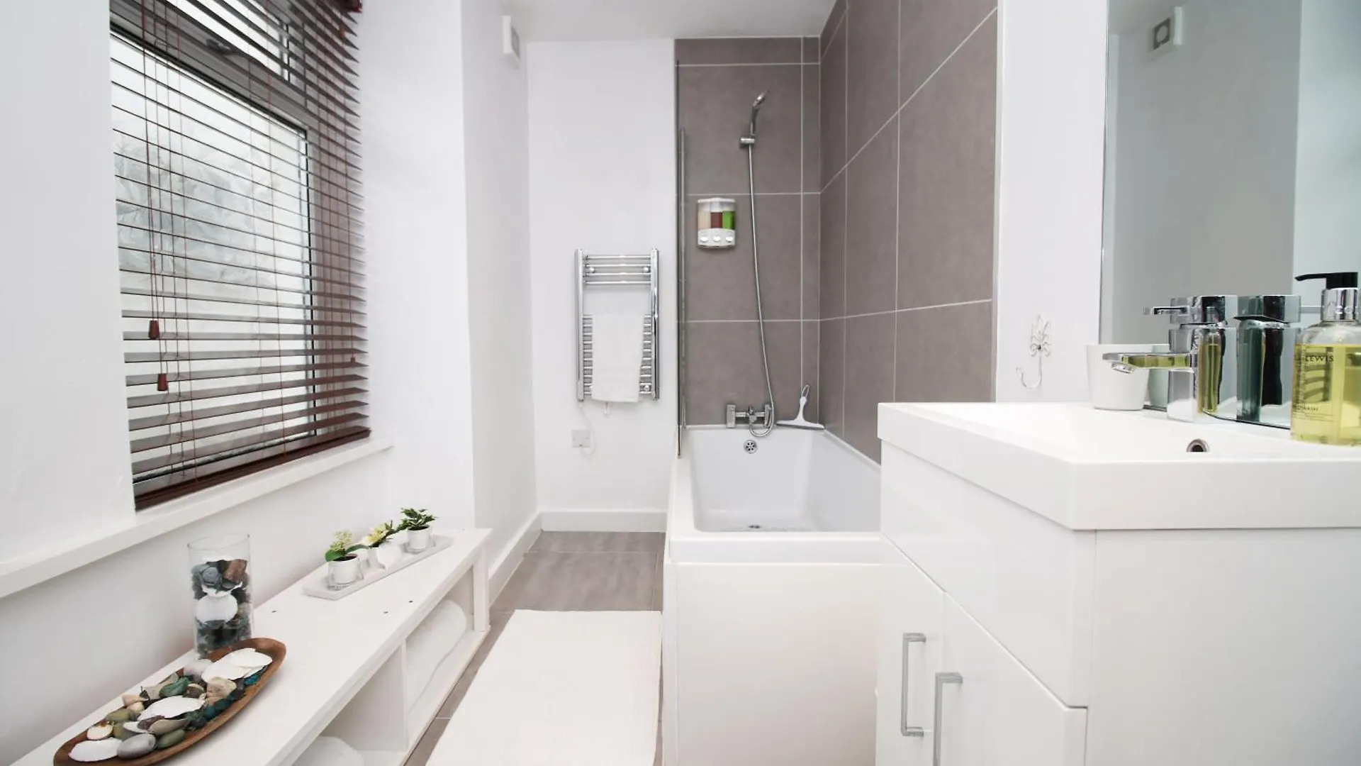 Coastal Penarth Dream! Close To Cardiff Superb Location Near Bars And Restaurants! Dog Friendly And Welcome Breakfast Pack! 0*,  United Kingdom